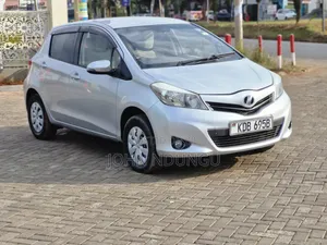 Toyota Vitz 2013 Silver
