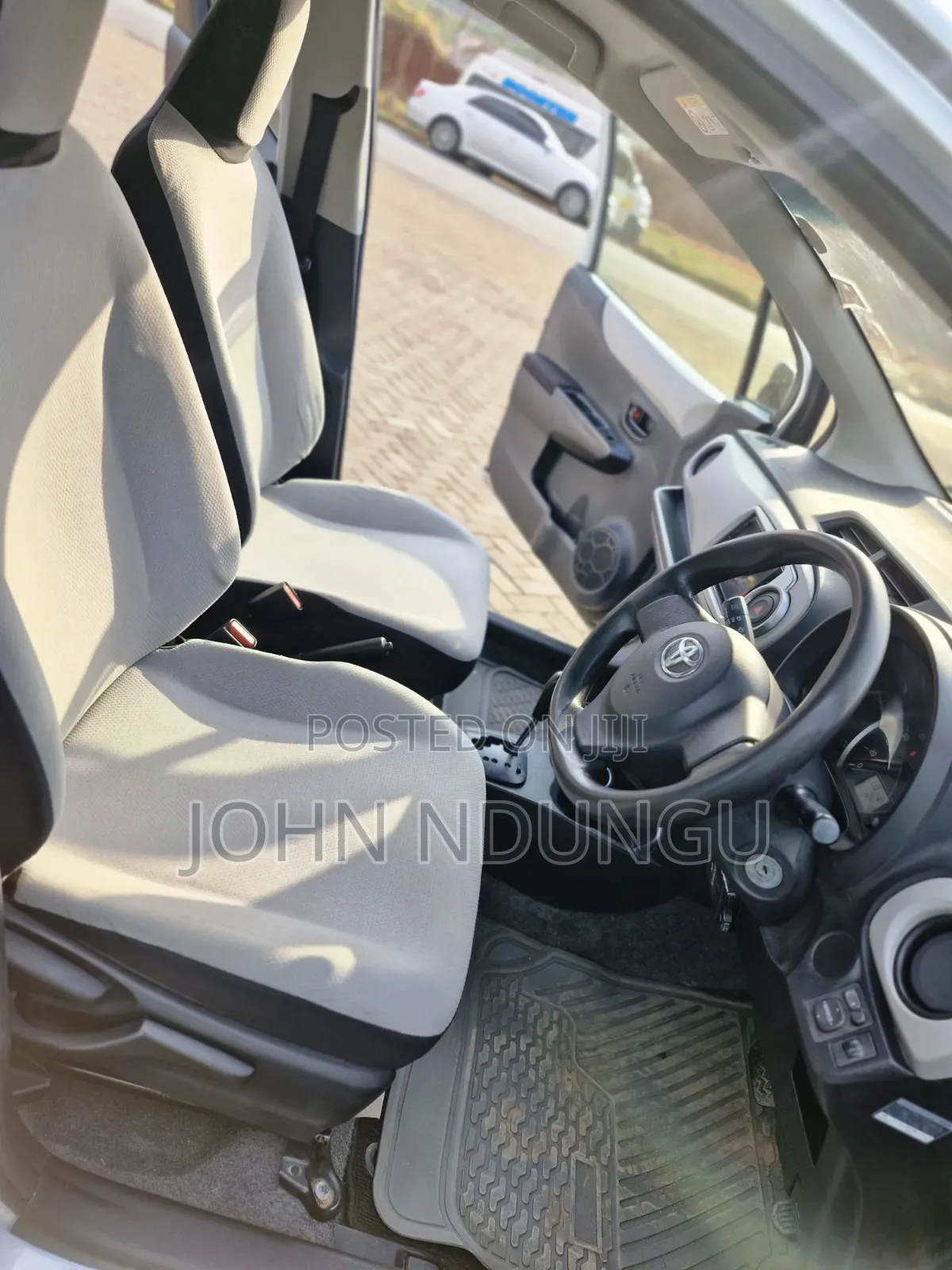 Toyota Vitz 2013 Silver