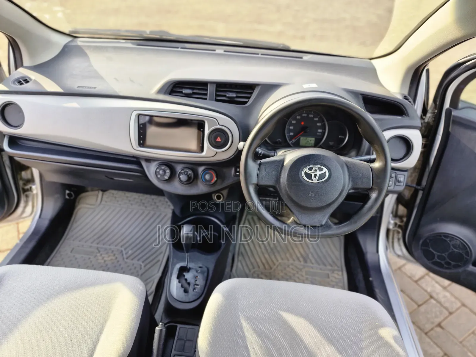 Toyota Vitz 2013 Silver