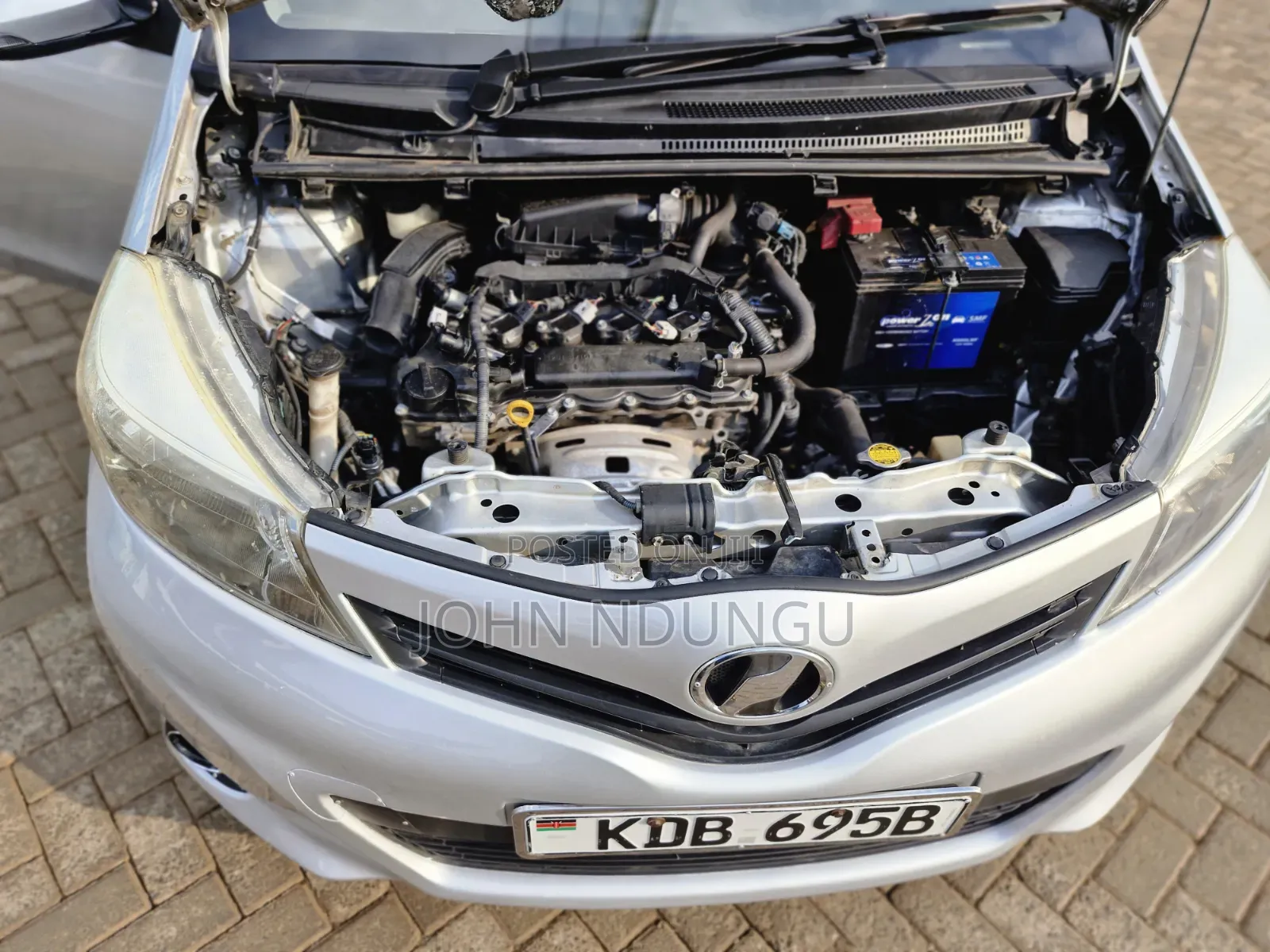 Toyota Vitz 2013 Silver
