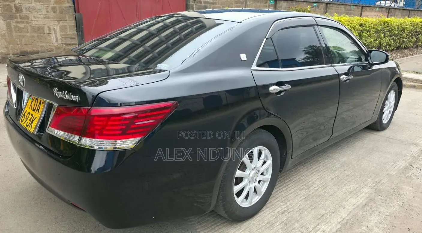 Toyota Crown 2013