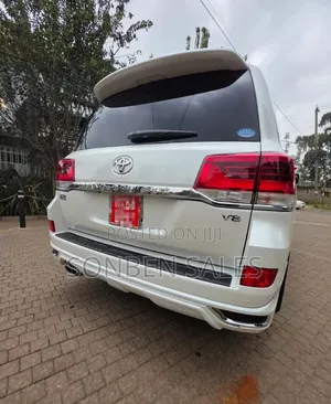 Toyota Land Cruiser 4.6 V8 ZX 2018 White
