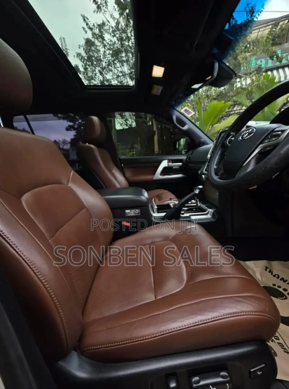 Toyota Land Cruiser 4.6 V8 ZX 2018 White