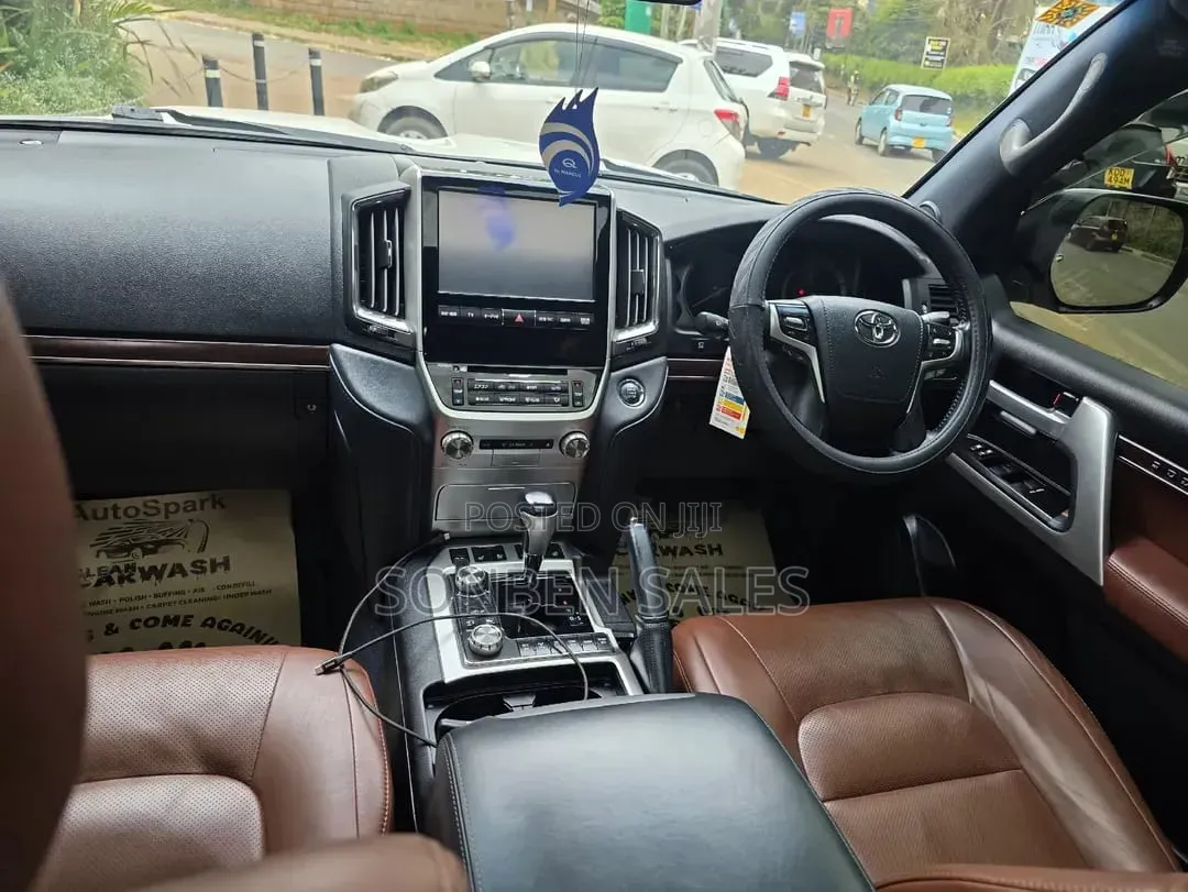 Toyota Land Cruiser 4.6 V8 ZX 2018 White