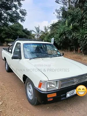 Toyota Hilux 2003 Yellow