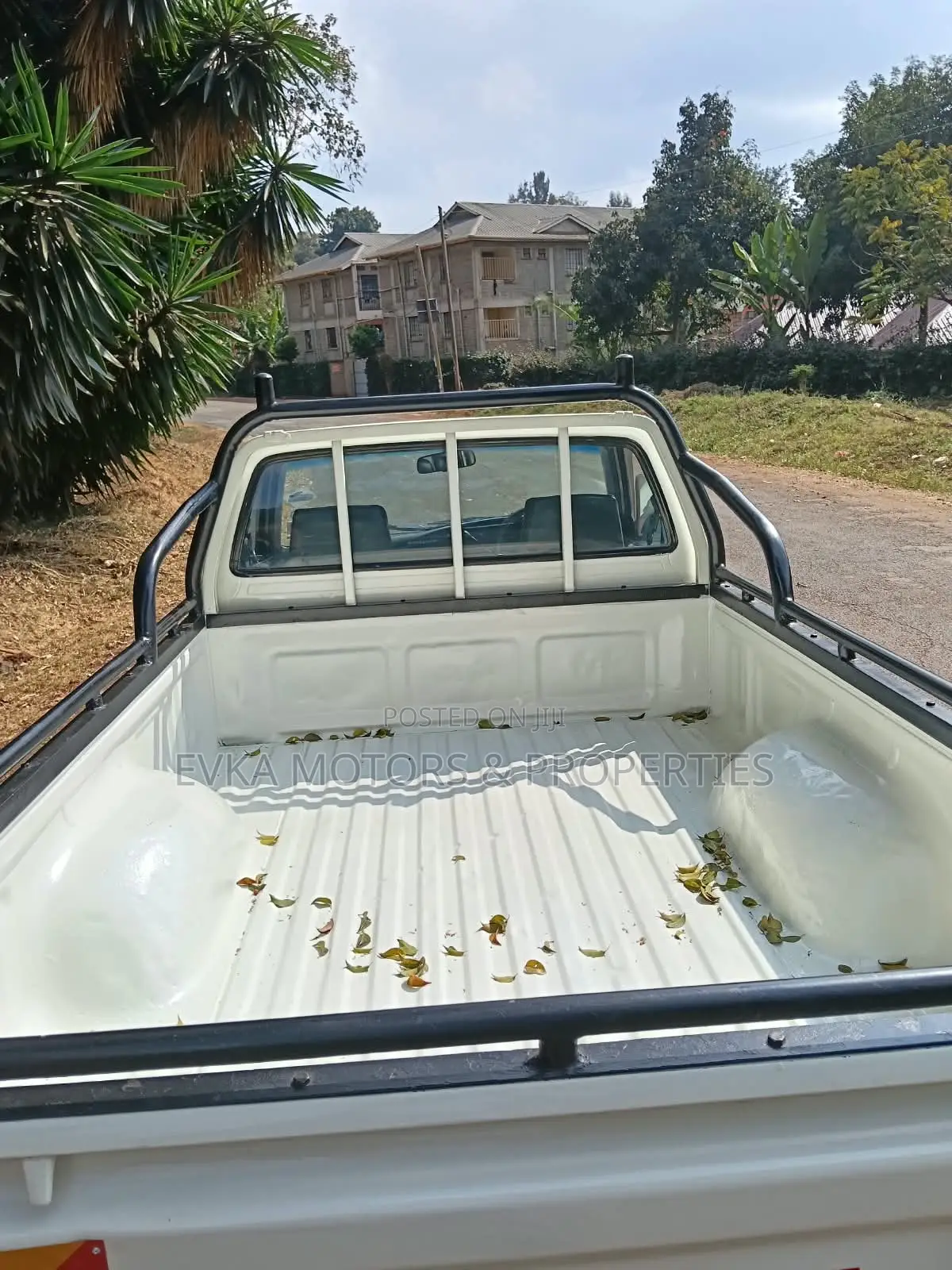 Toyota Hilux 2003 Yellow