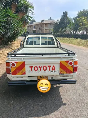Toyota Hilux 2003 Yellow
