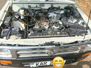 Toyota Hilux 2003 Yellow