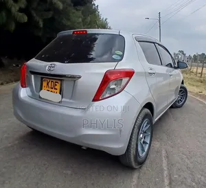 Toyota Vitz 2014 Silver
