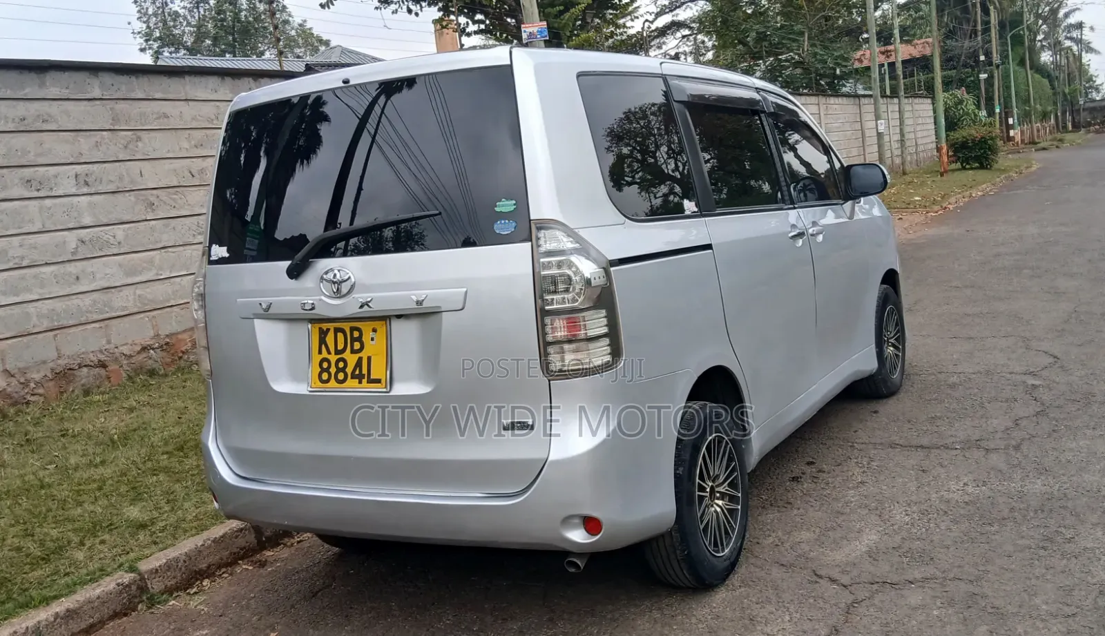 Toyota Voxy 2013 Silver