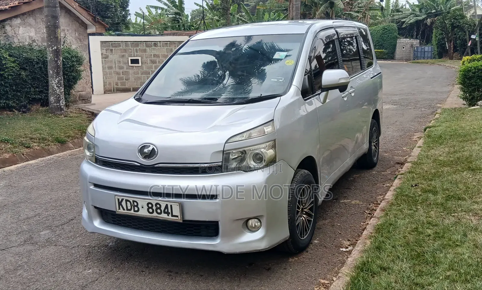 Toyota Voxy 2013 Silver