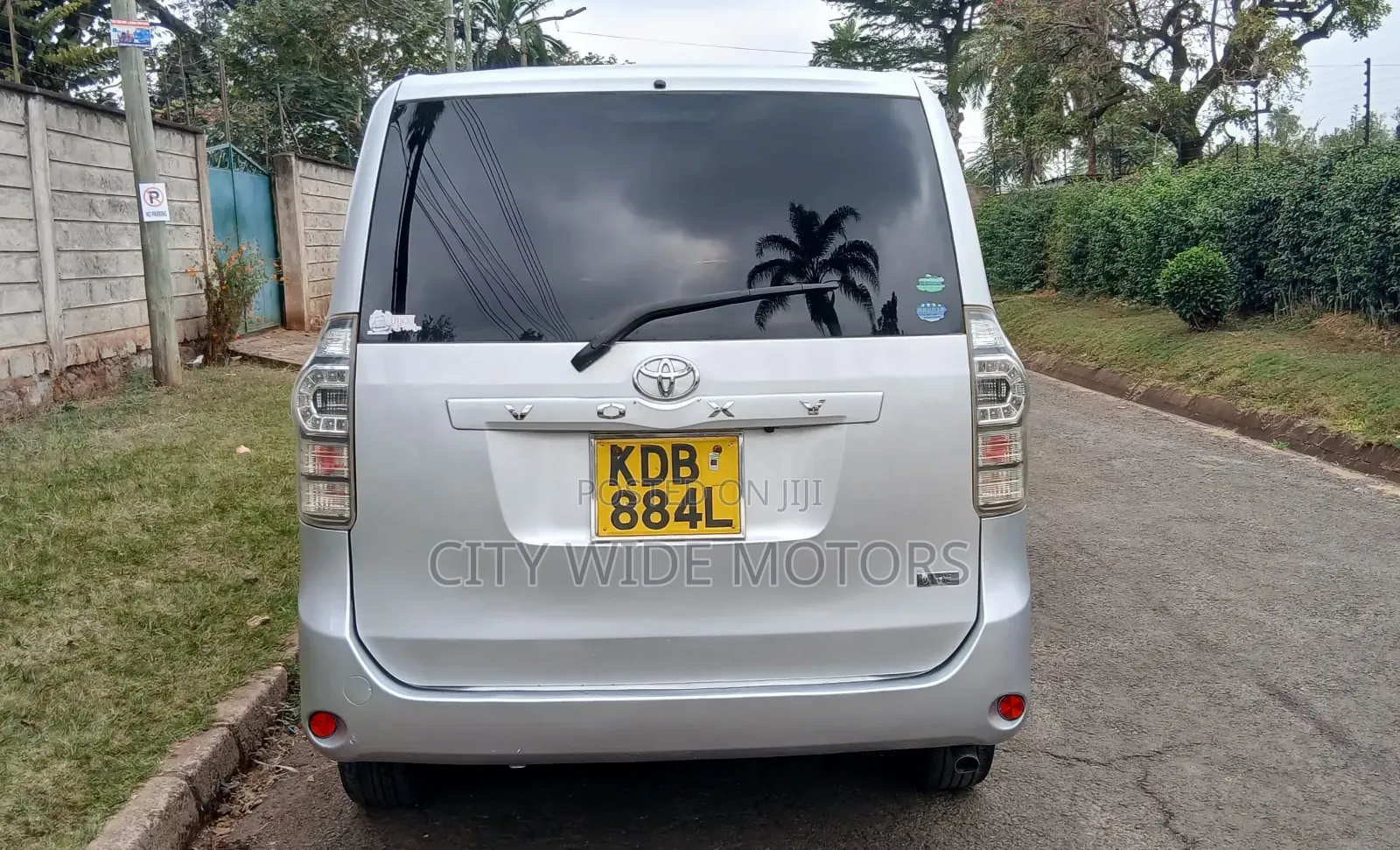 Toyota Voxy 2013 Silver
