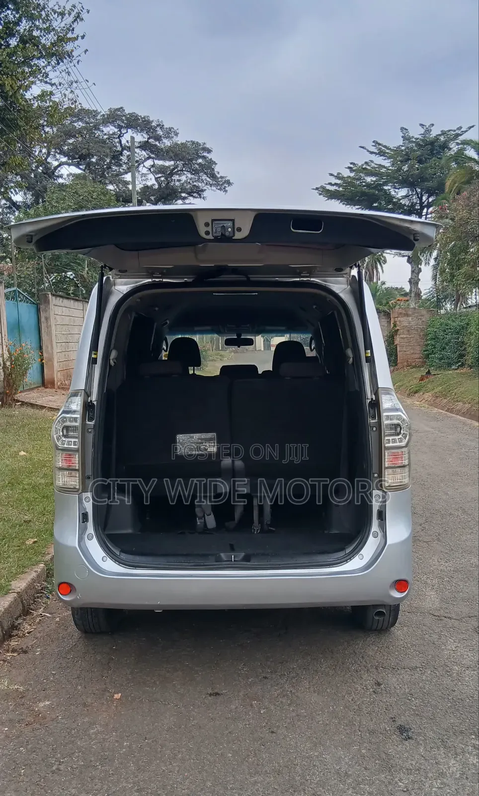 Toyota Voxy 2013 Silver