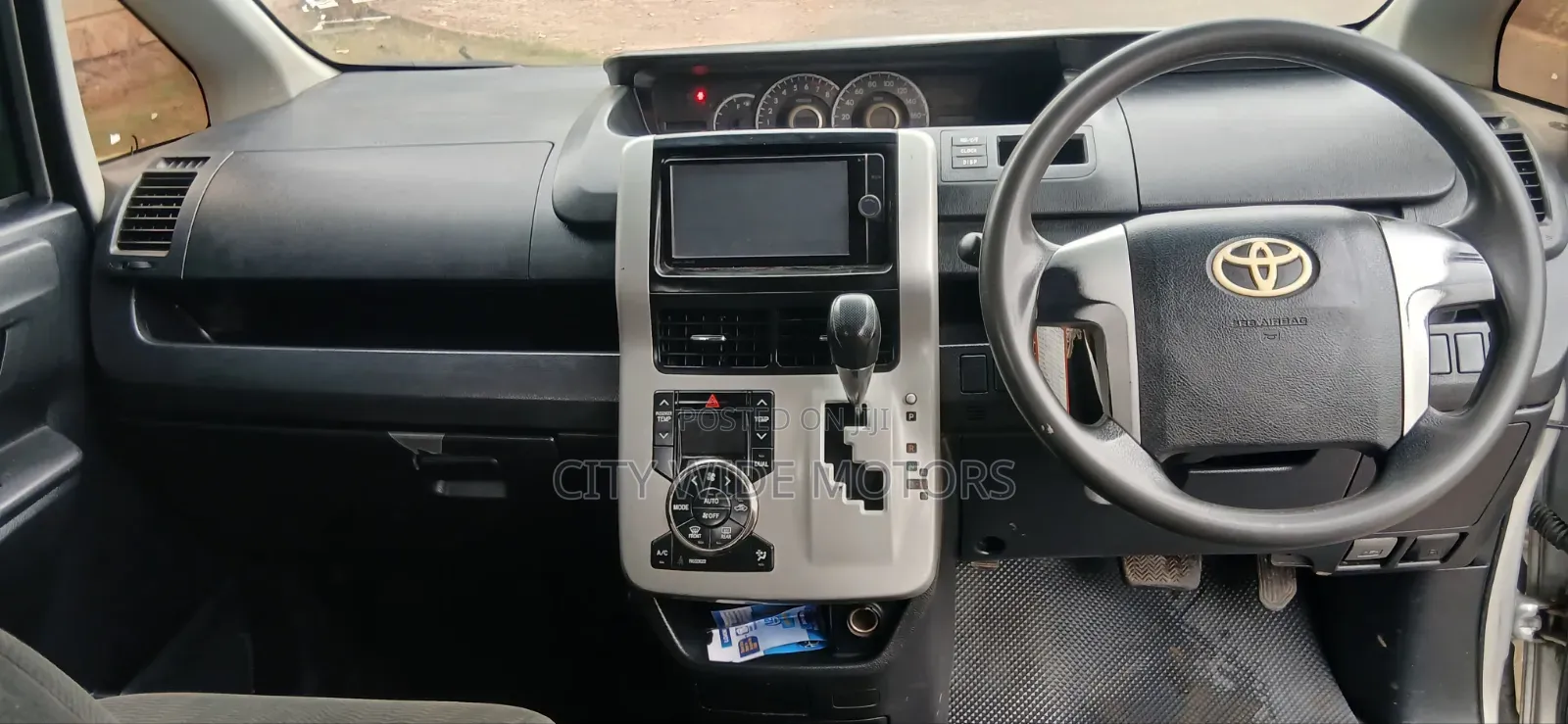 Toyota Voxy 2013 Silver