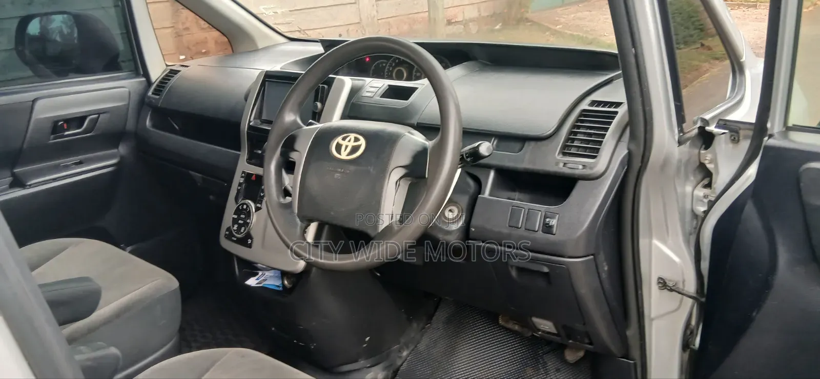 Toyota Voxy 2013 Silver