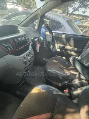 Toyota Noah 2005 Silver