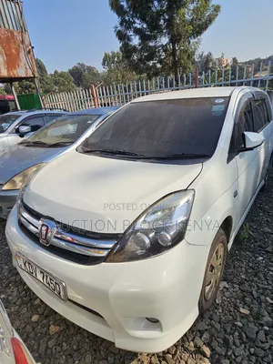 Toyota ISIS 2017 White
