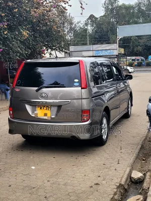 Toyota ISIS 2008 Gray