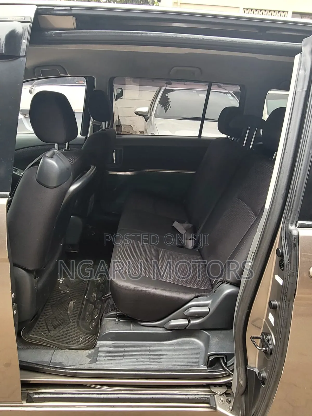 Toyota ISIS 2008 Gray
