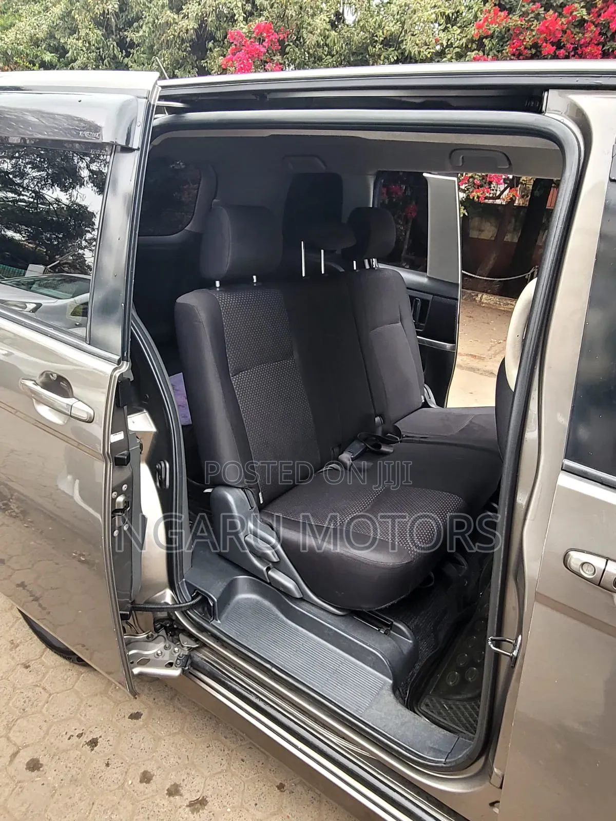 Toyota ISIS 2008 Gray