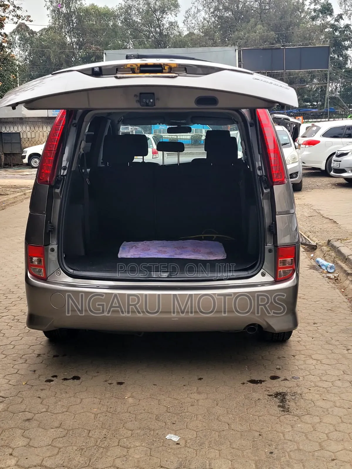 Toyota ISIS 2008 Gray