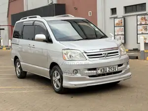 Toyota Noah 2.0 FWD (8 Seater) 2006 Silver