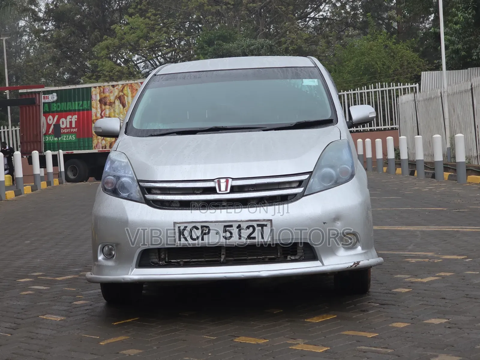 Toyota ISIS 2010 Silver
