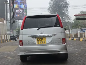 Toyota ISIS 2010 Silver