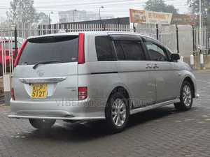 Toyota ISIS 2010 Silver