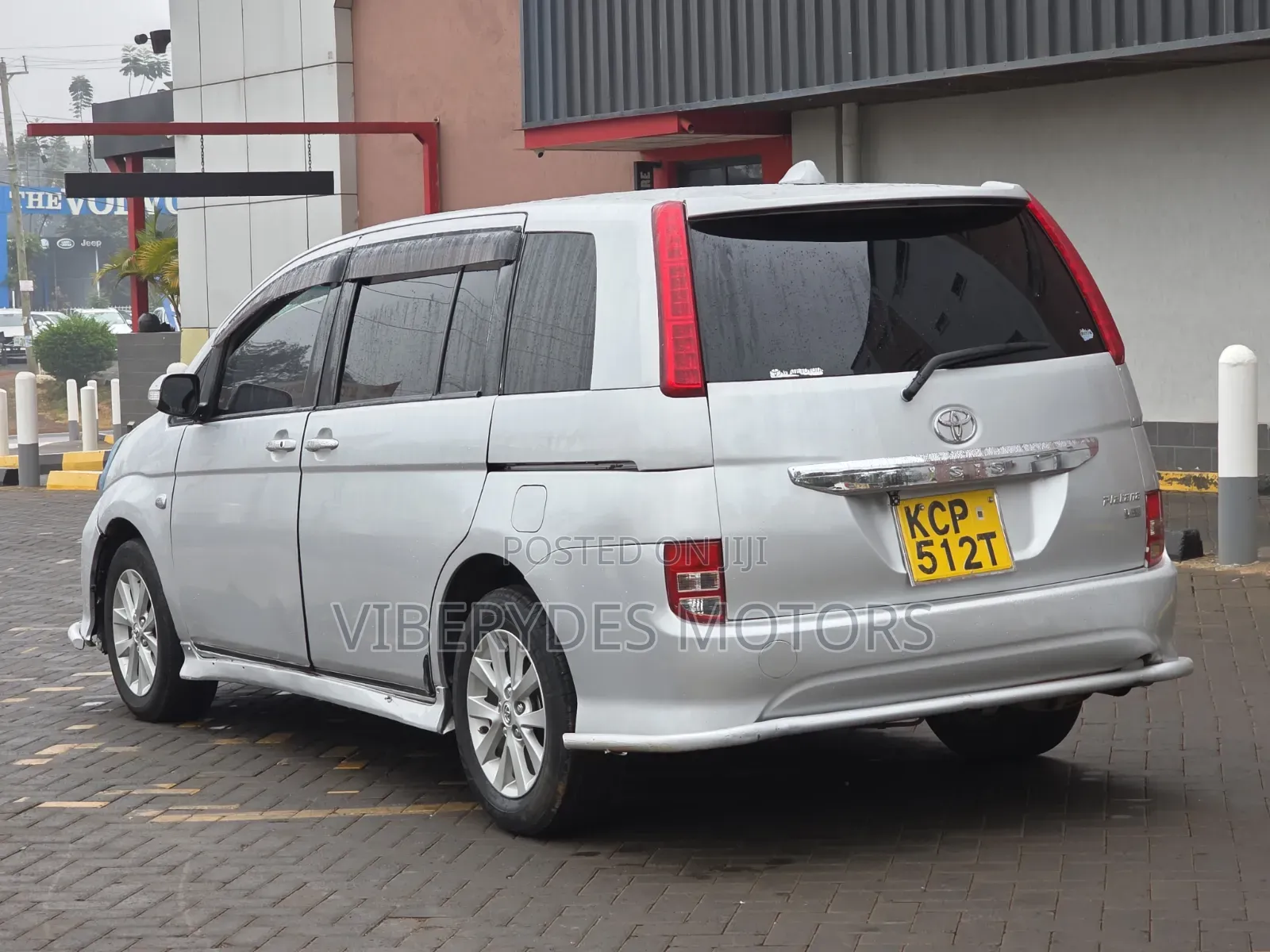 Toyota ISIS 2010 Silver