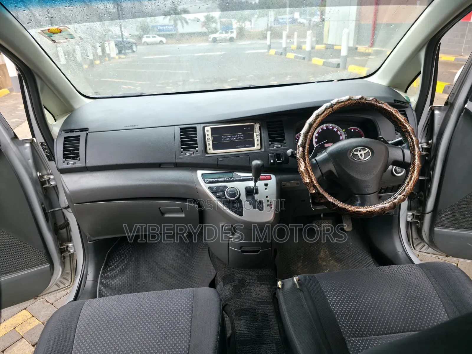 Toyota ISIS 2010 Silver