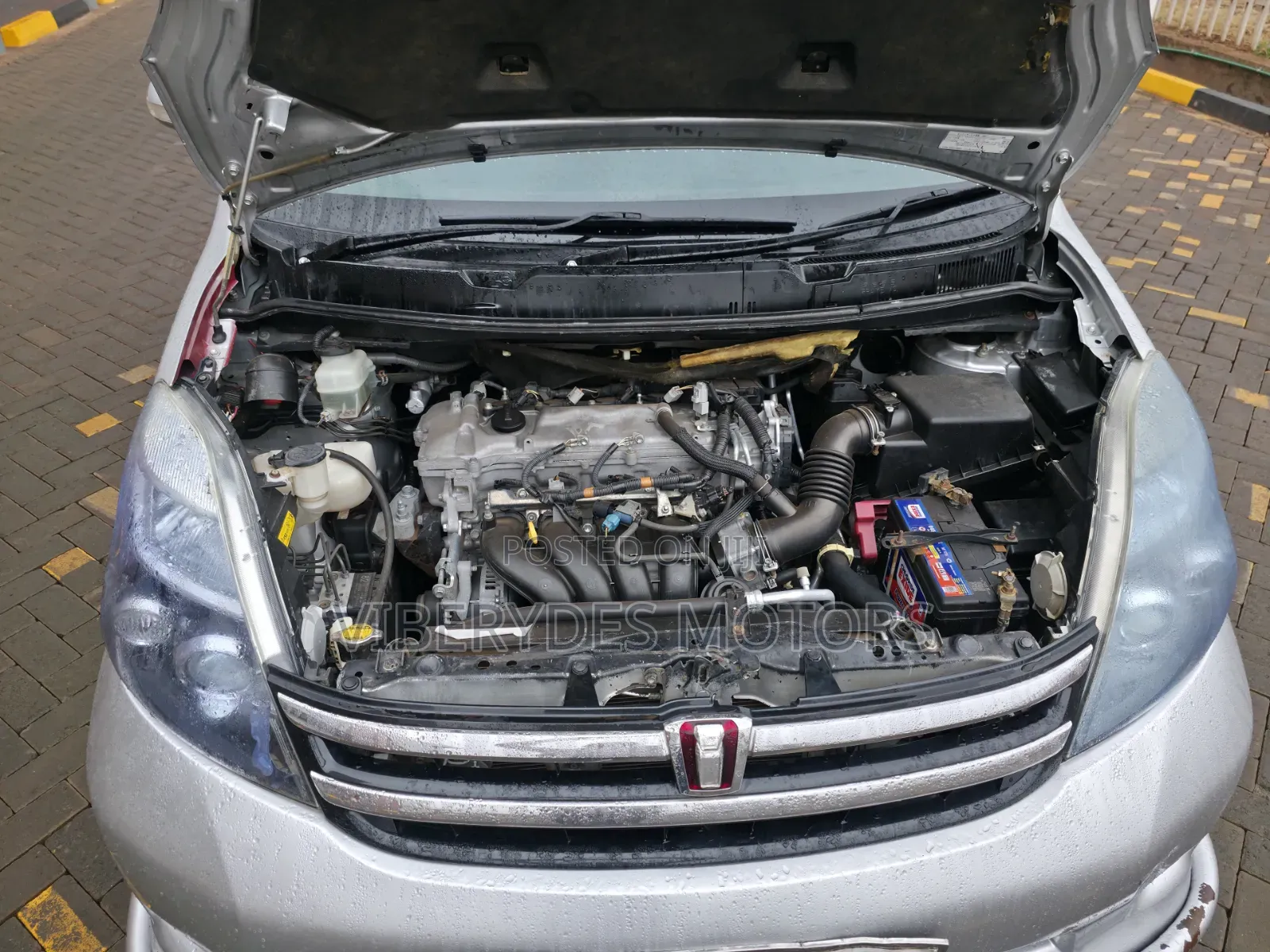 Toyota ISIS 2010 Silver