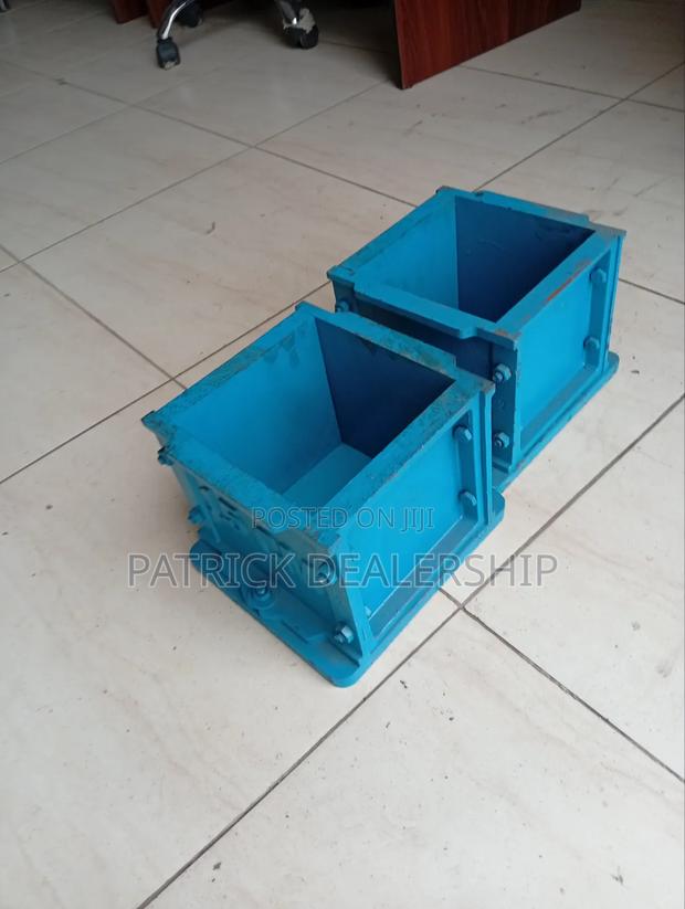 Quality Cast Iron Cube Moulds - thumbnail 2