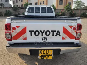 Toyota Hilux 2011 White