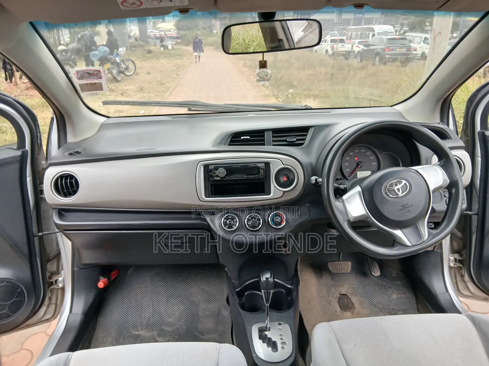 Toyota Vitz 2014 Silver