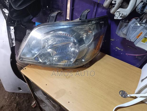Noah 2005 Headlight Xenon