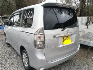 Toyota Voxy 2011 Silver