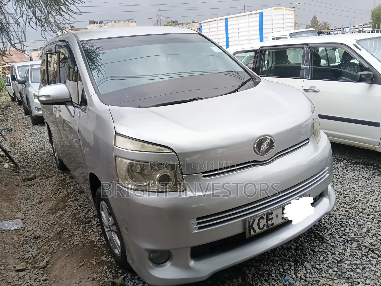 Toyota Voxy 2011 Silver