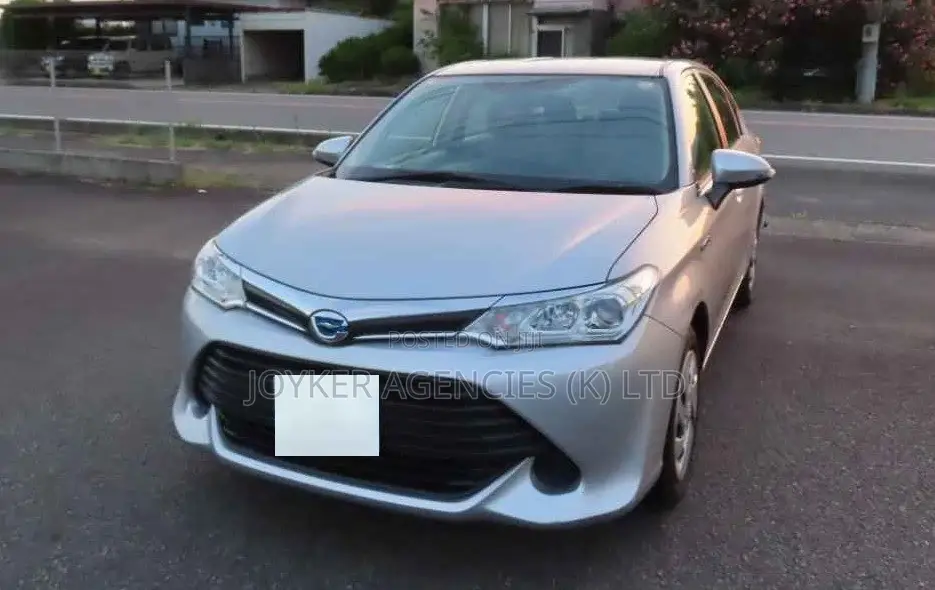 Toyota Axio 1.5 Hybrid 2WD 2019 Silver