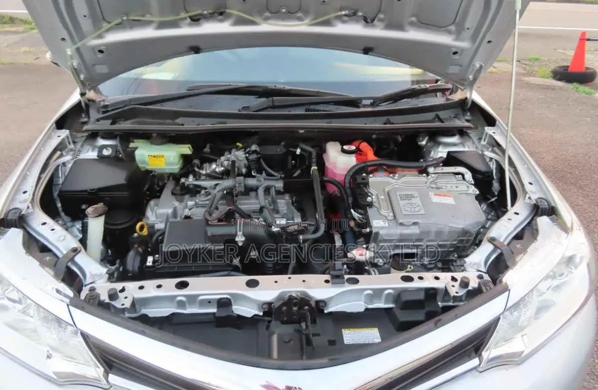 Toyota Axio 1.5 Hybrid 2WD 2019 Silver