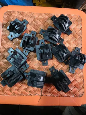 W Insulators for Electric Fence – Black Fence Wire Insulators
