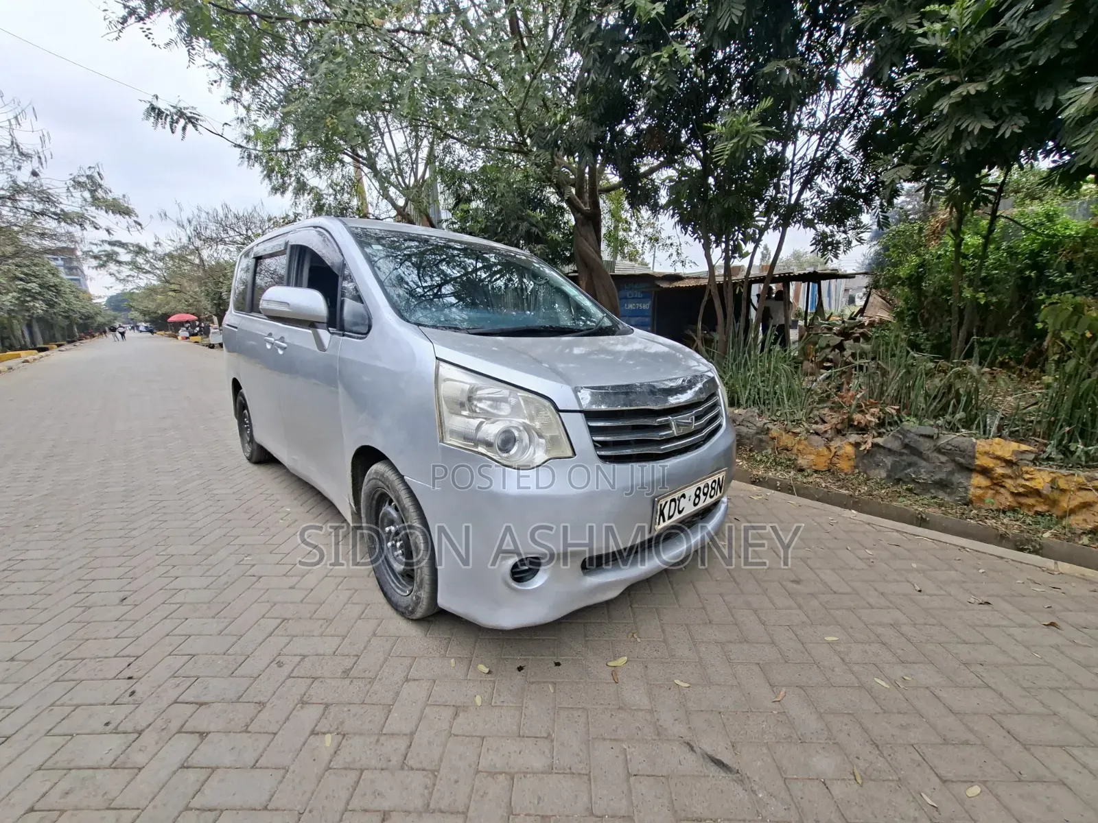 Toyota Noah 2014 Silver