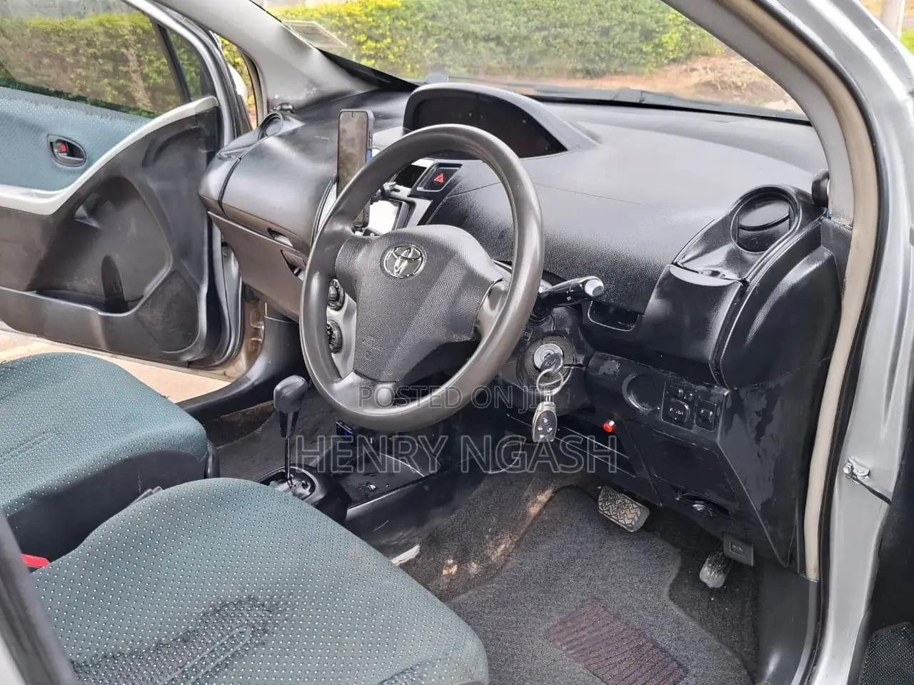 Toyota Vitz 2006 Silver