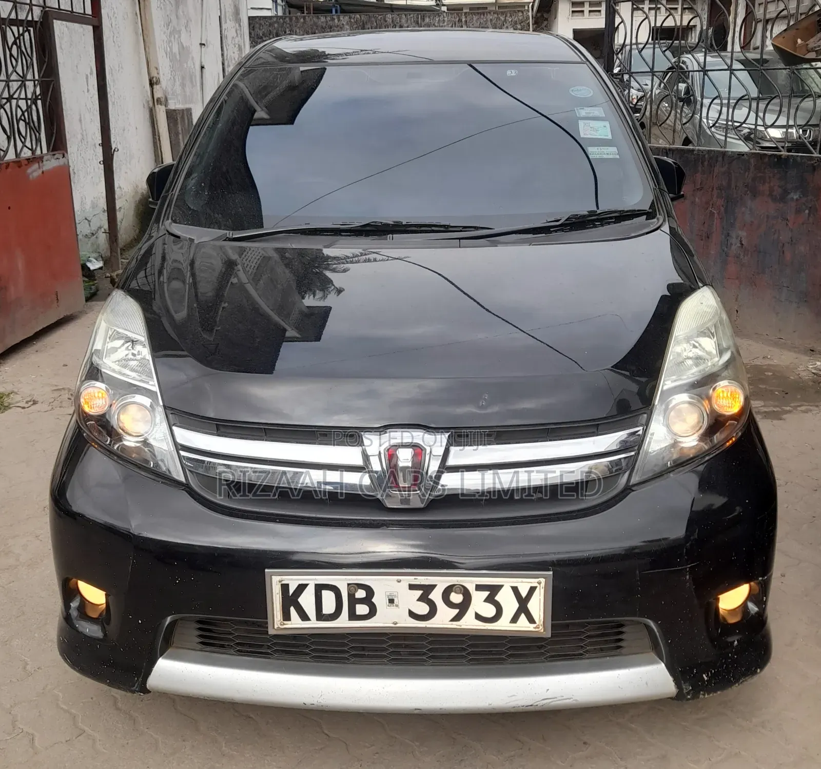 Toyota ISIS 2014 Black