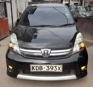 Toyota ISIS 2014 Black
