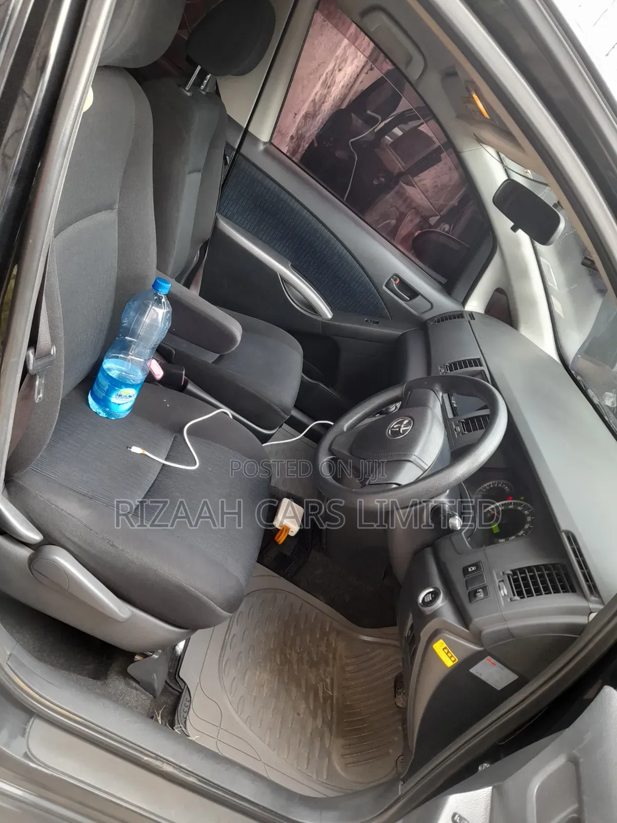 Toyota ISIS 2014 Black