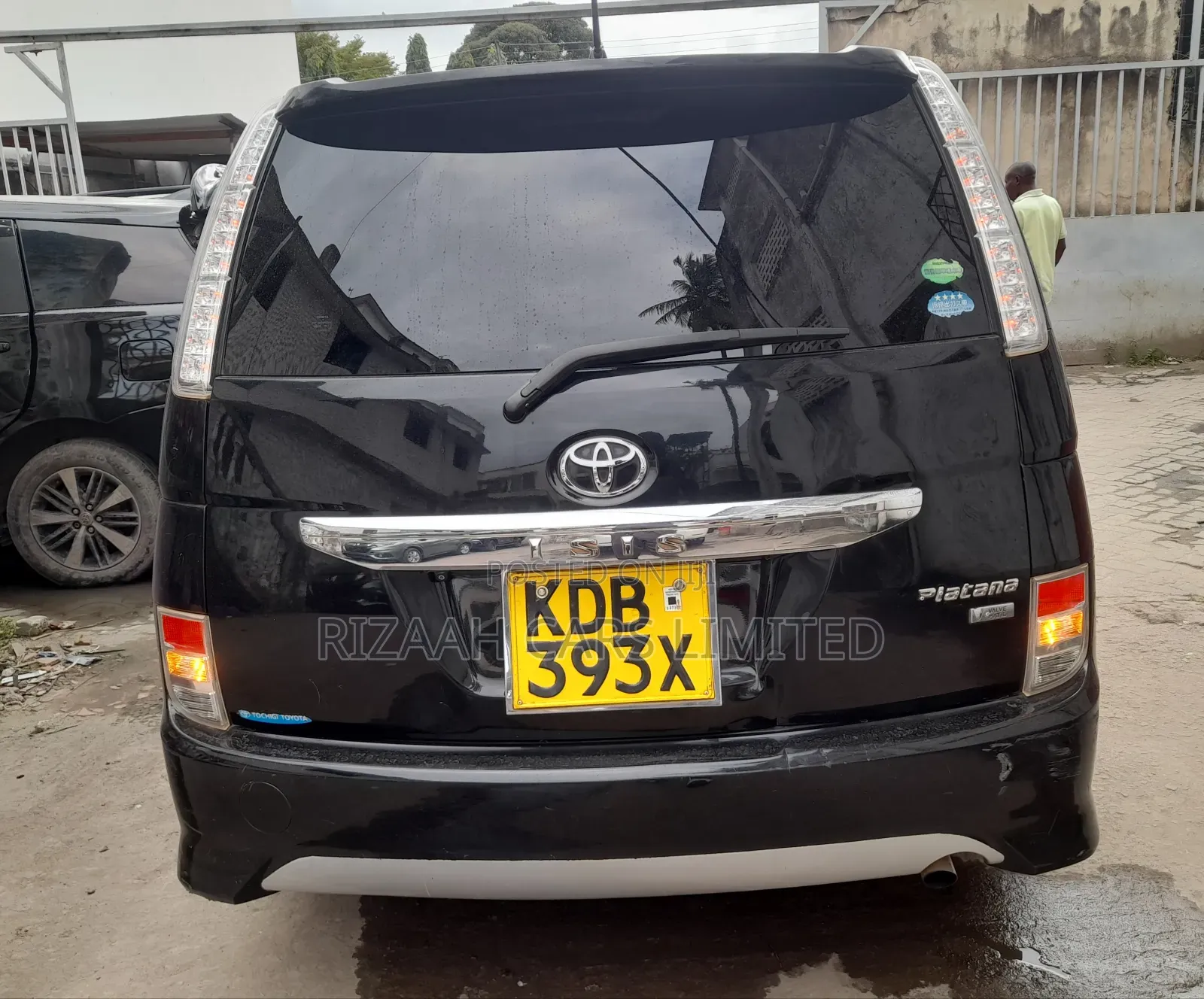 Toyota ISIS 2014 Black