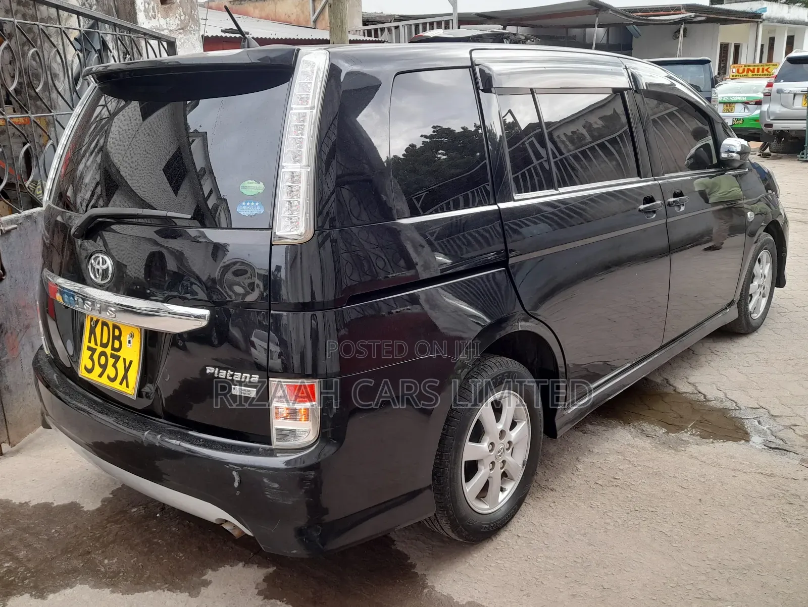 Toyota ISIS 2014 Black
