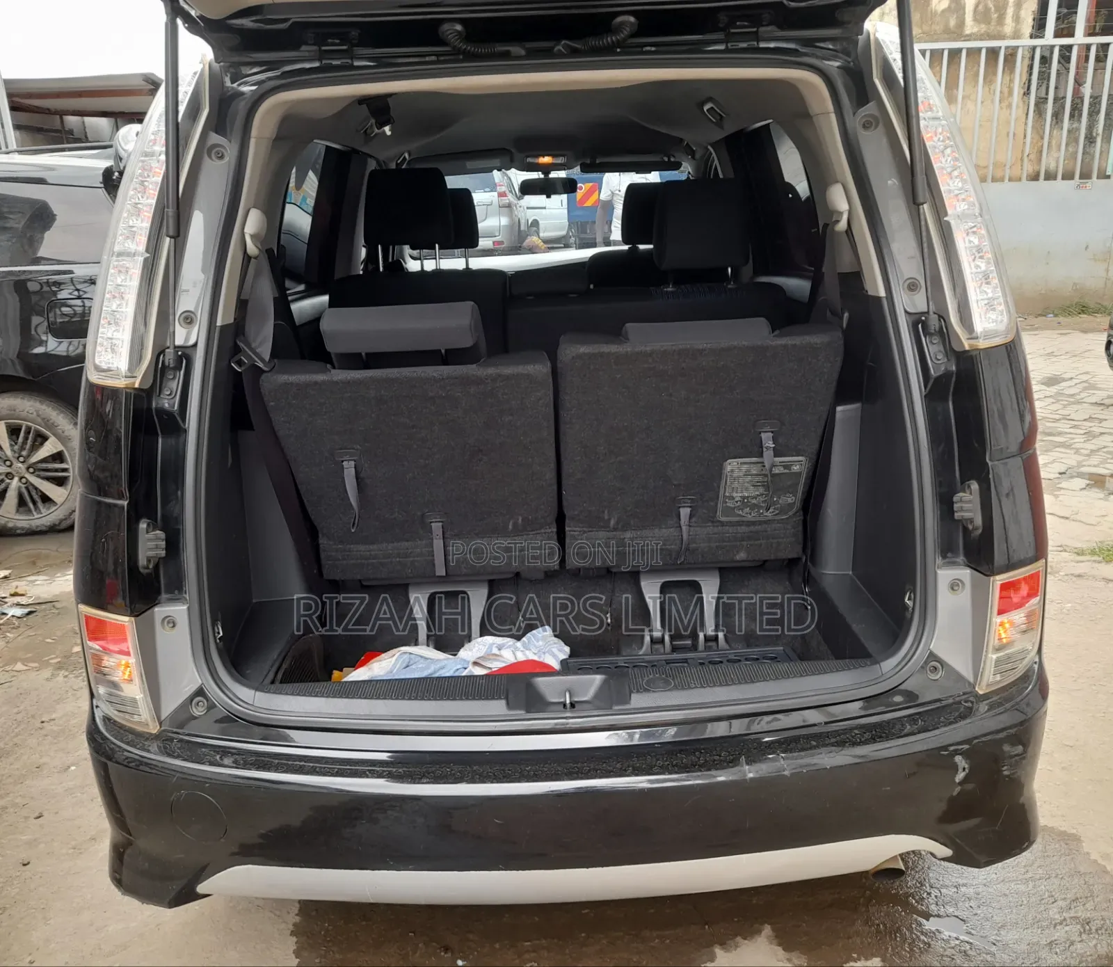 Toyota ISIS 2014 Black