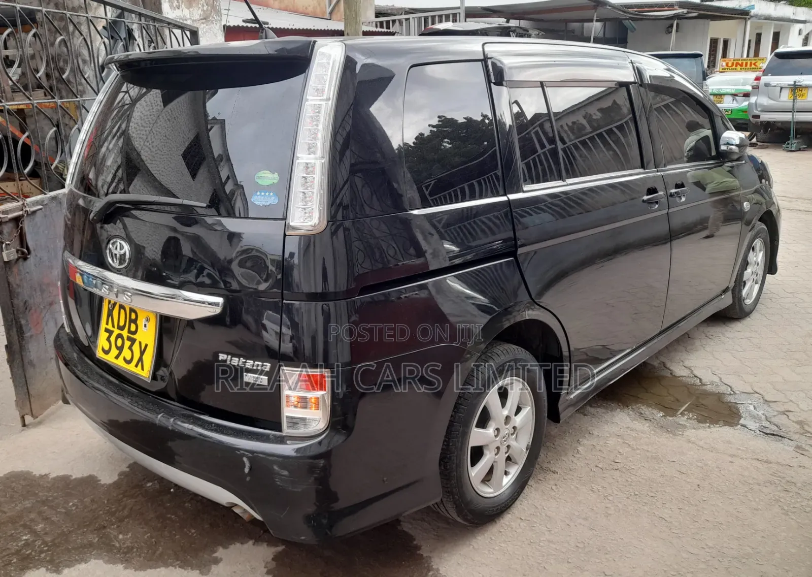 Toyota ISIS 2014 Black